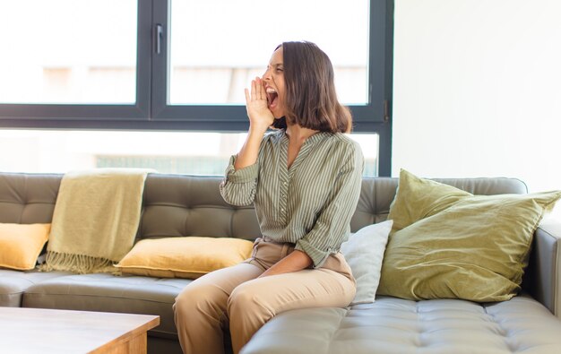 家にいる若いきれいな女性