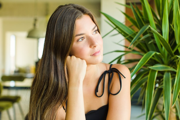 Foto giovane donna graziosa a casa