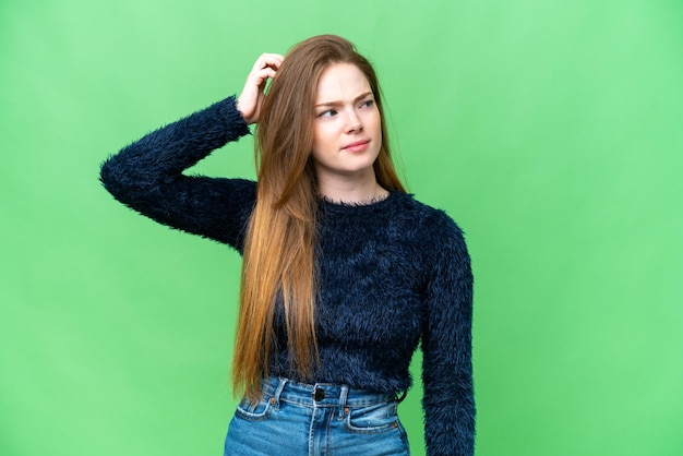 Giovane bella donna su sfondo chroma key isolato che ha dubbi mentre si gratta la testa