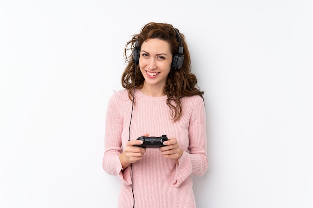 Молодая милая женщина над изолированной игрой на видеоиграх