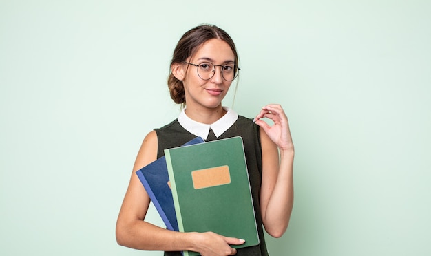 傲慢、成功、前向きで誇りに思っている若いきれいな女性。大学の概念