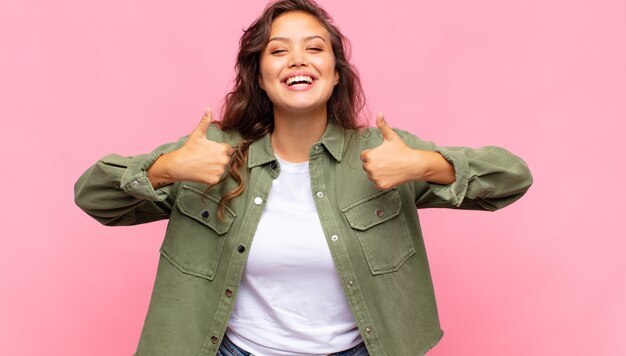 ジェスチャーをする若いきれいな女性