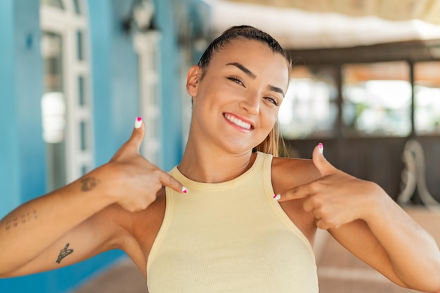 Foto giovane donna graziosa all'aperto