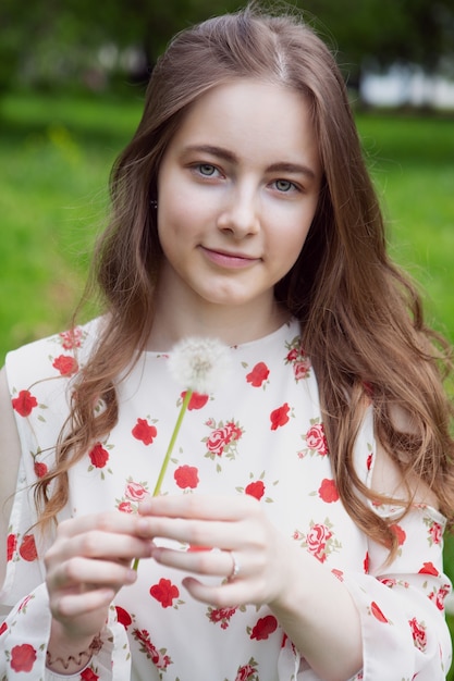 Foto giovane donna graziosa nel parco