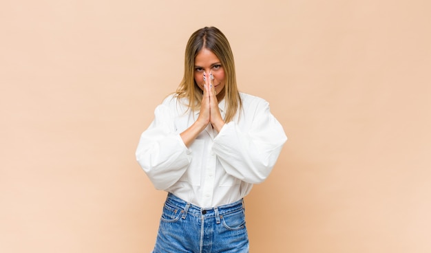 Foto ritratto di giovane donna graziosa