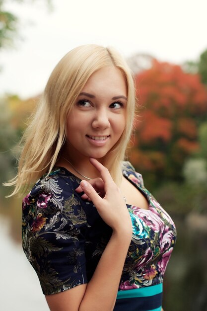 Young pretty woman relaxing in the autumn park