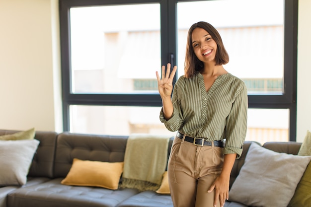 ソファで自宅でリラックスする若いきれいな女性