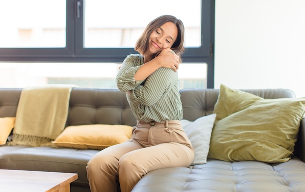 ソファで自宅でリラックスする若いきれいな女性