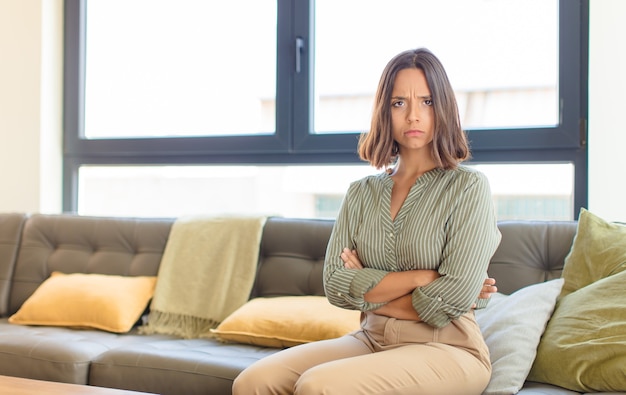 ソファで自宅でリラックスする若いきれいな女性