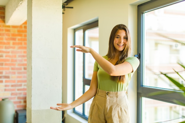 Foto giovane donna graziosa che sorride