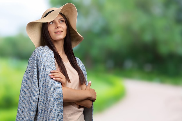 Giovane bella donna in un cappello di paglia