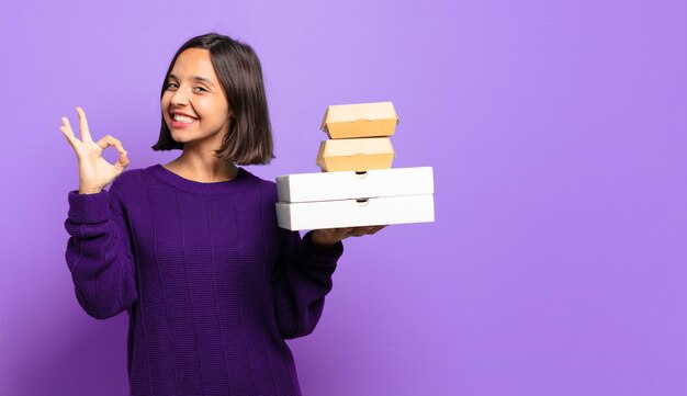 Giovane donna graziosa. porta via il concetto di fast food