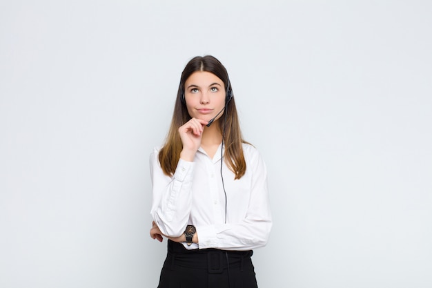 Photo young pretty woman thinking, feeling doubtful and confused, with different options, wondering which decision to make with headphones and microphone