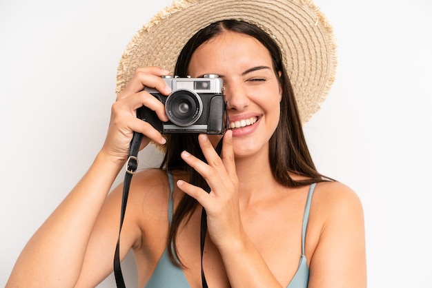 Concetto della macchina fotografica di fotografia dell'annata della giovane donna graziosa