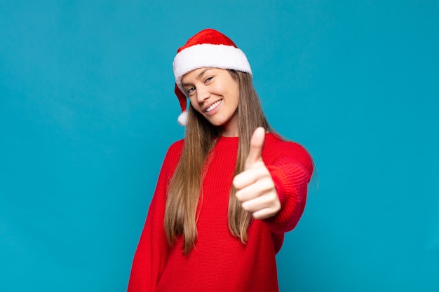 クリスマスの服を着ている若いきれいな女性