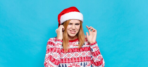 クリスマスの服を着ている若いきれいな女性