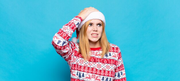 Foto giovane donna graziosa che indossa abiti natalizi