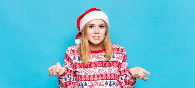 Photo young pretty woman wearing christmas clothes