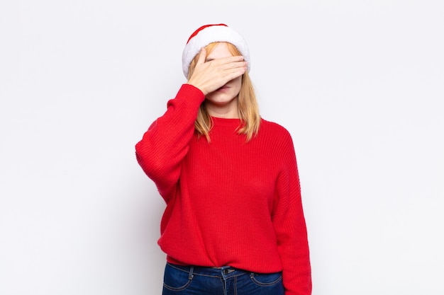 クリスマスの服を着ている若いきれいな女性