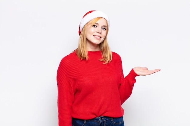 クリスマスの服を着ている若いきれいな女性