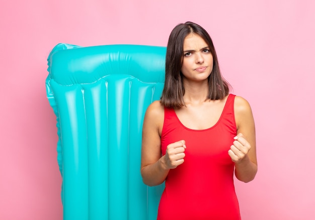 Giovane donna graziosa che indossa costumi da bagno