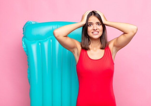 Giovane donna graziosa che indossa costumi da bagno