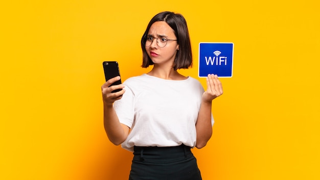 молодая красивая женщина. концепция Wi-Fi