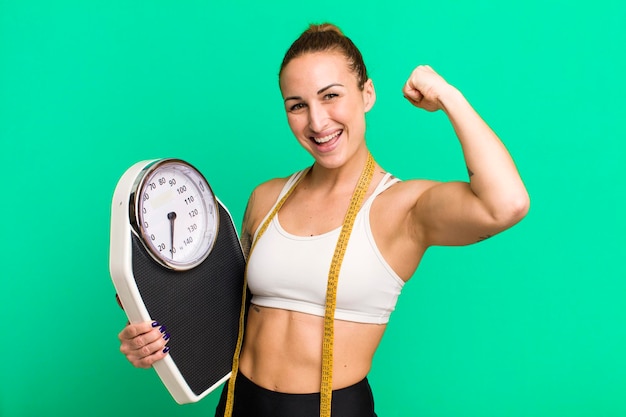 Фото Молодая красивая женщина с масштабной диетой и концепцией фитнеса