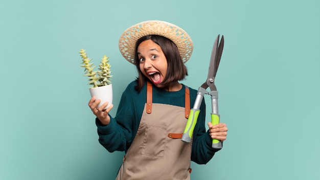 Giovane donna graziosa con un cactus. concetto di agricoltore