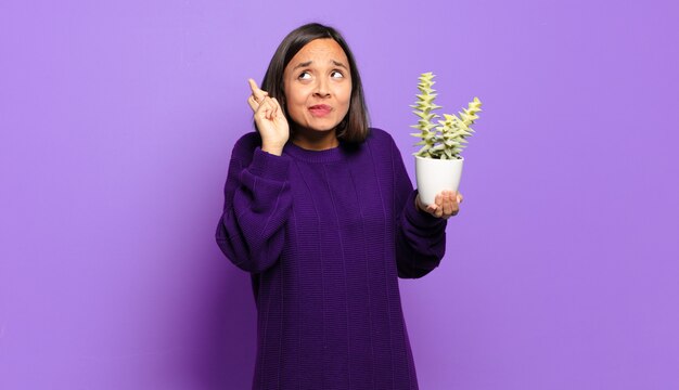 サボテンを持つ若いきれいな女性