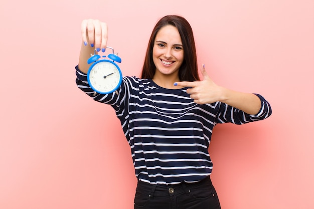 Giovane donna graziosa con un orologio. concetto di tempo