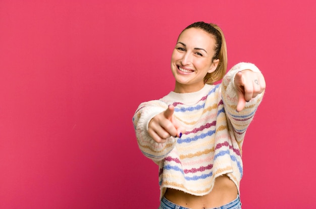 Foto giovane donna graziosa con uno spazio della copia