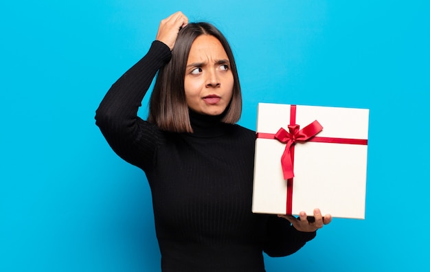 Foto giovane donna graziosa con un regalo