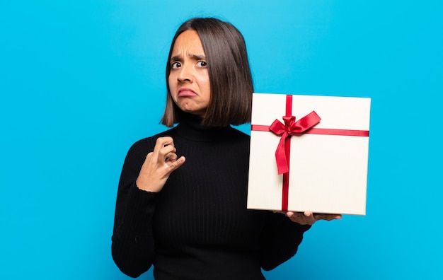 Foto giovane donna graziosa con un regalo