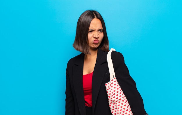 Foto giovane donna graziosa con una borsa di cuori