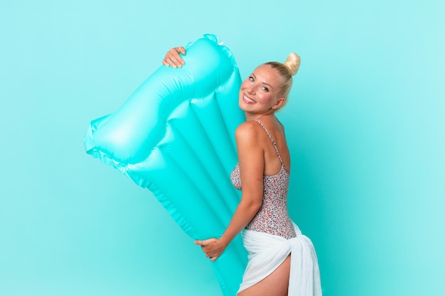 Photo young pretty woman with a inflatable mattress. summer concept