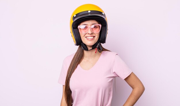 バイクのヘルメットを持つ若いきれいな女性。