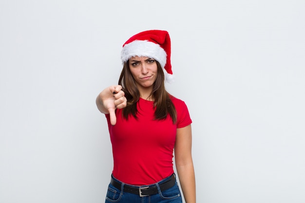 Foto giovane donna graziosa con cappello santa. concetto di natale.