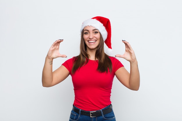 Foto giovane donna graziosa con cappello santa. concetto di natale.