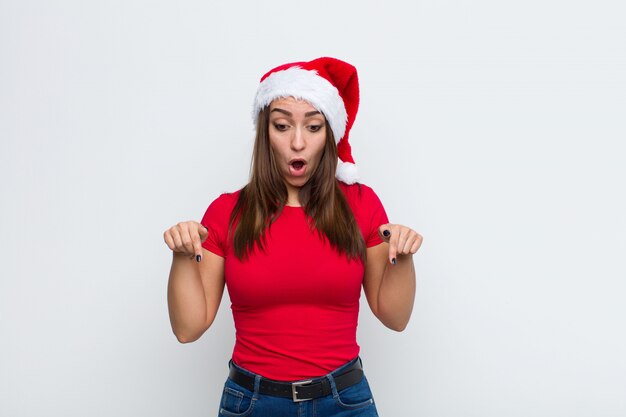 Giovane donna graziosa con cappello santa. concetto di natale.