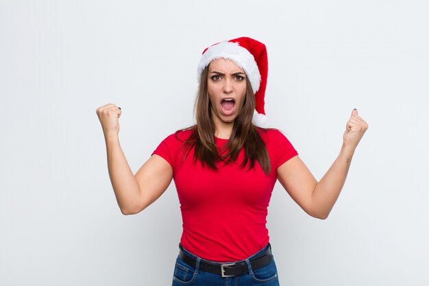 Giovane donna graziosa con cappello santa. concetto di natale.