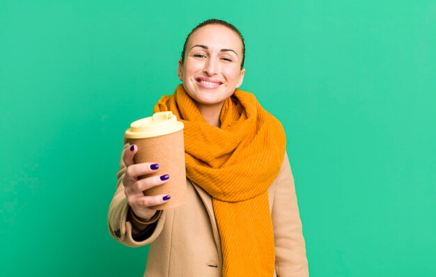 コーヒーを持っている若い可愛い女性