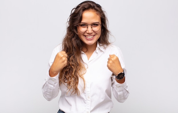 Foto giovane donna graziosa