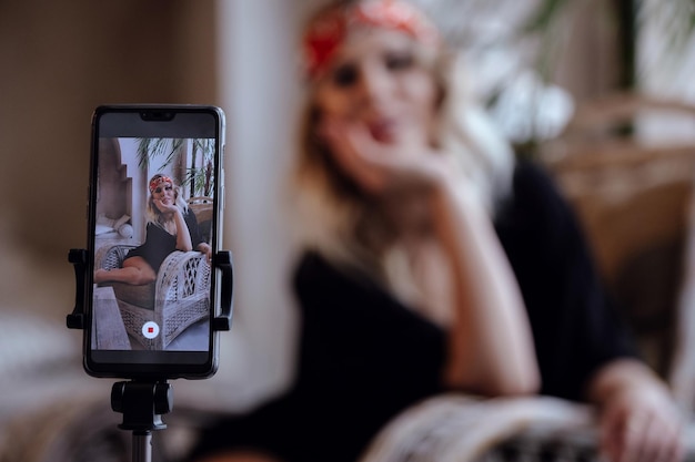 젊은 예쁜 여성들은 스튜디오 모로코 스튜디오 룸에서 셀카 스틱 포즈를 사용하여 원격으로 자신의 사진을 찍는다