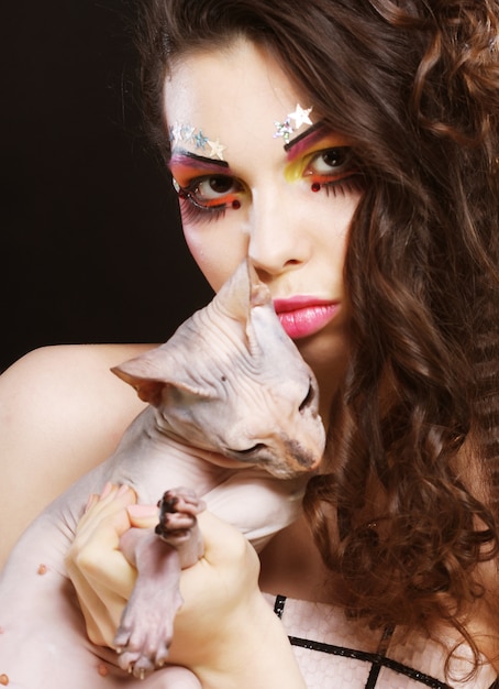 Photo young princess with sphynx cat.