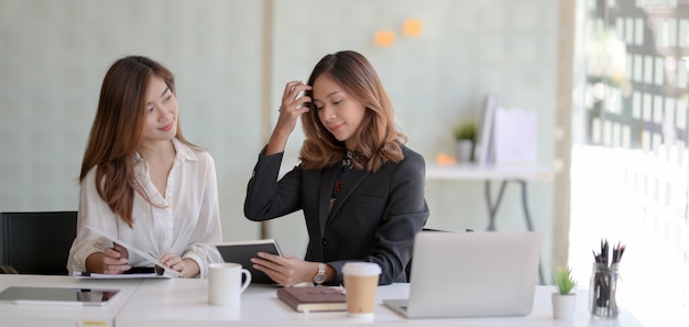 Giovani imprenditrici professionisti che discutono insieme sul progetto