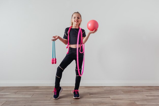 Photo young professional gymnast girl posing with equipment