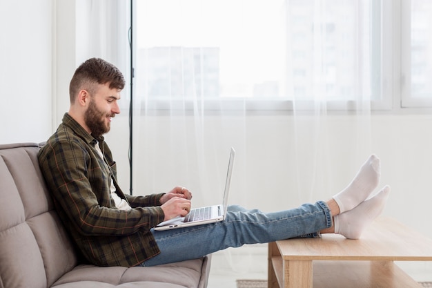 Photo young professional happy to work from home