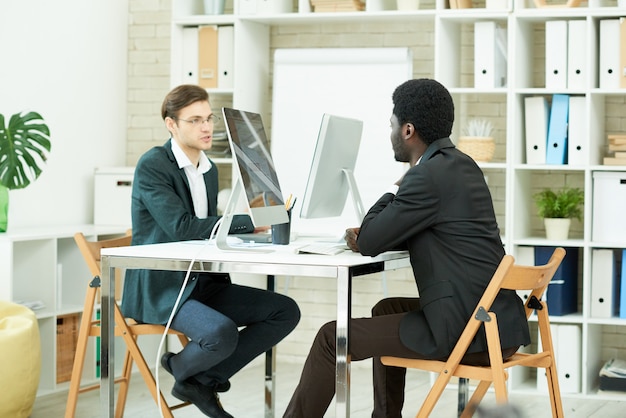 Giovani professionisti che lavorano in ufficio