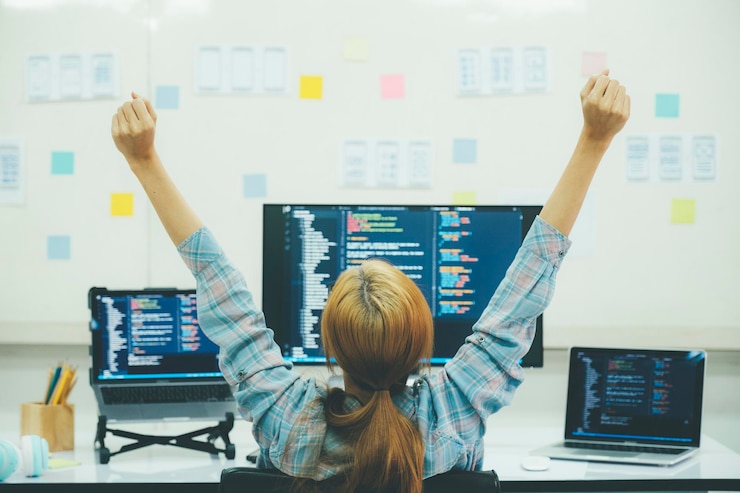Photo young programmer or it specialist satisfied with her work done